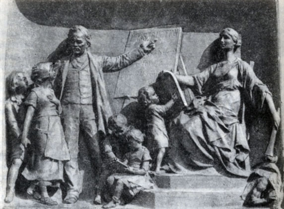 Один из барельефов на основании памятника